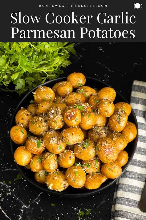 These Slow Cooker Garlic Parmesan Potatoes are the perfect super easy side dish. You only need small yellow or red potatoes, garlic, butter, olive oil, seasonings, and a crock pot! Crockpot Golden Potatoes, Crockpot Mini Potatoes, Parmesean Roasted Potatoes, Yukon Gold Potatoes Recipes, Crockpot Ranch Potatoes, Baby Potato Appetizers, Side Dishes Crockpot, Slow Cooker Garlic Parmesan Potatoes, Gold Potato Recipes