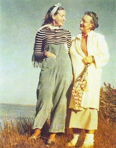 Did the Mold at Grey Gardens Affect Big Edie and Little Edie Beale? | Paradigm Change Grey Gardens House, Edie Bouvier Beale, Edith Bouvier Beale, Edie Beale, Little Edie, Kitchen Gardening, Gray Gardens, Young Rabbit, Peter Beard