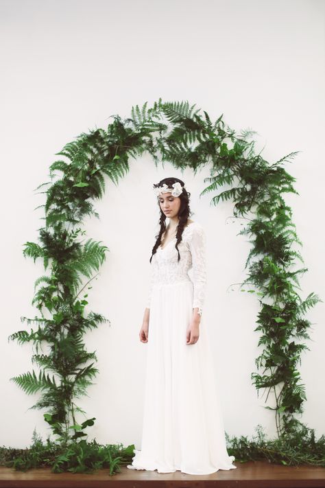 A beautiful 70s botanical shoot we collaborated on- love the fern arch! Foliage Arch, Ceremony Space Decor, Pretty Wedding Centerpieces, Eucalyptus Wedding Bouquet, Fern Wedding, Greenery Wedding Bouquet, Cascading Wedding Bouquets, Tall Wedding Centerpieces, Event Specialist