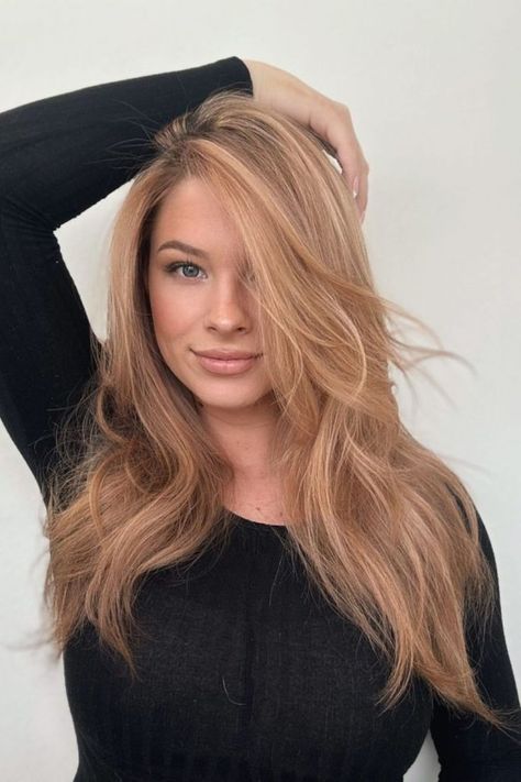 Strawberry Blonde Hair Slightly Pink Blonde Hair, Strawberry Blonde Dark Roots, Light Pink Highlights In Blonde Hair, Fall Hair Ideas For Blondes, Fair Skin Hair Color Ideas, Hair Ideas For Blondes, Strawberry Blonde Hair Color Ideas, Dark Strawberry Blonde Hair, Natural Balayage