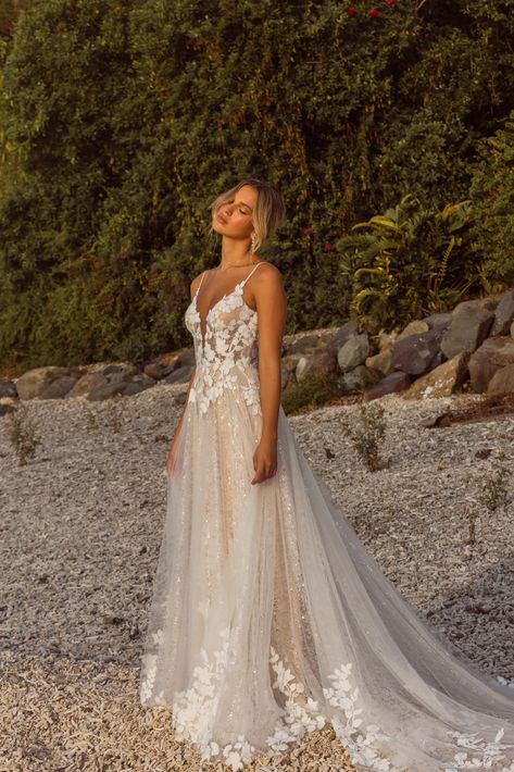 Cheap Wedding Dress Boho, Cheap Lace Wedding Dresses, Bohemian Style Wedding Dresses, Madi Lane, Sparkle Prom Dress, Wedding Dresses Uk, Bohemian Style Wedding, Beach Wedding Dress Boho, Aline Wedding Dress