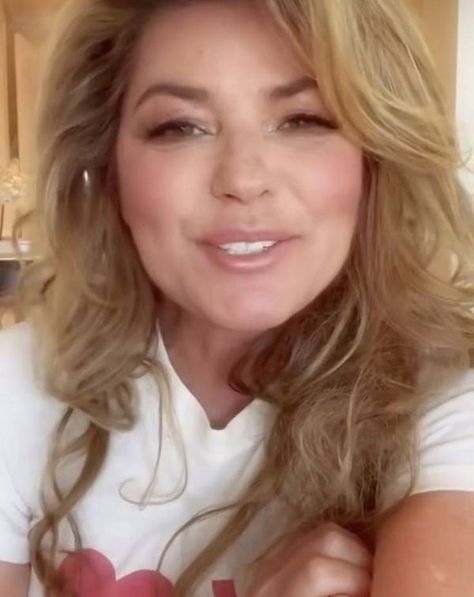 Shania Twain page Shania Twain Selfie, Shania Twain Video Call, Shaina Twain, Apartment Floor, Apple Gift Card, Bra Image, Shania Twain, Sandra Bullock, Small Apartment