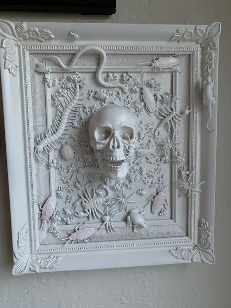 Halloween Picture Frames, Handmade Halloween Decorations, Unique Wreaths, Spooky Decorations, Halloween Forum, Halloween Frames, Bone Crafts, Dark Home Decor, Goth Home