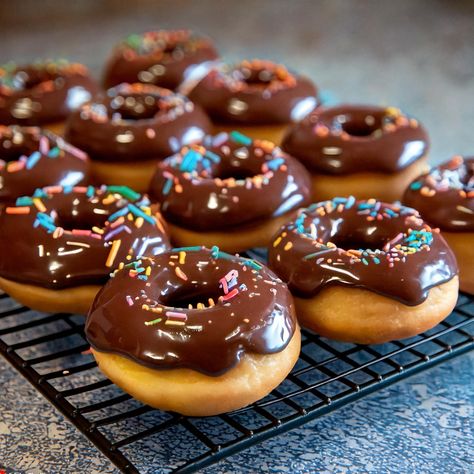 Chocolate Frosted Baked Donuts 🍩🍫 These Chocolate Frosted Baked Donuts are a delightful treat that are easy to make and perfect for any occasion! Ingredients For the Donuts: 1 cup all-purpose flour ½ cup granulated sugar 2 teaspoons baking powder ¼ teaspoon baking soda ¼ teaspoon salt ½ teaspoon vanilla extract 2 large eggs ½ cup buttermilk (or regular milk + 1 tablespoon vinegar) ¼ cup unsalted butter, melted ¼ cup cocoa powder For the Chocolate Frosting: 1 cup powdered sugar 2 tablespoon... Powdered Donuts, Chocolate Assortment, Chocolate Donuts, Baked Donuts, Chocolate Frosting, Granulated Sugar, Powdered Sugar, Pretty Food, Unsalted Butter