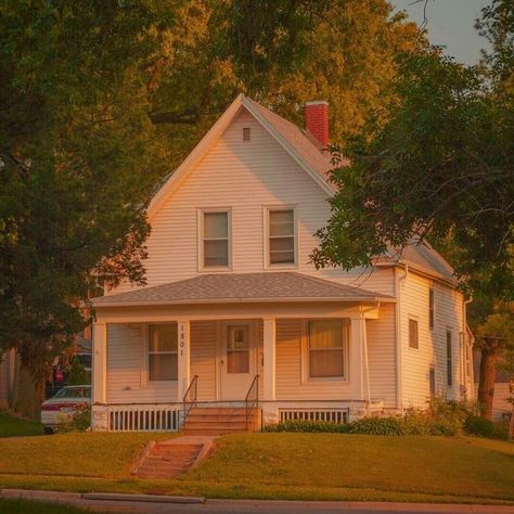 Aesthetic House Exterior, 80s House, Bg Design, Suburban House, House Aesthetic, American House, Casa Vintage, House Photography, Architecture Model Making