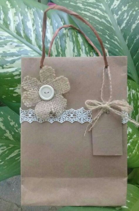 Paper Bag Decoration, Homemade Gift Bags, How To Make A Gift Bag, Flowers Neutral, Paper Bag Design, Paper Bag Crafts, Decorated Gift Bags, Gift Wrapping Techniques, Gift Bags Diy