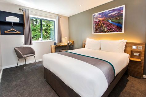 TRAVELODGE has launched a pre-Christmas sale with more than one million rooms for less than £25. With family rooms for four people also included, this means a stay will set you back just £6.25 each. There are just over 50 days until Christmas, with the hotel chain offering the deals at more than 575 of […] Budget Hotel Room Design, Budget Hotel Design, Budget Hotel Room, Hotel Room Design Plan, Mini Hotel, Hotel Bedroom Design, Xmas Market, Twickenham Stadium, Hotel Room Interior