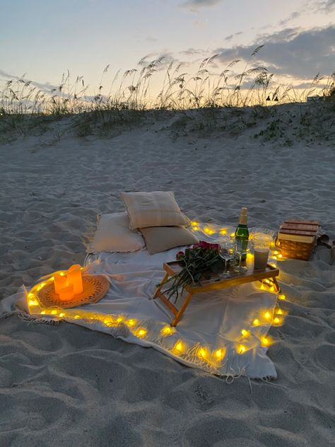 Proposal Ideas Beach, Romantic Beach Picnic, Engagement Pictures Beach, Best Island Vacation, Proposal Pictures, Picnic Engagement, Romantic Date Night Ideas, Beach Proposal, Camping Set Up