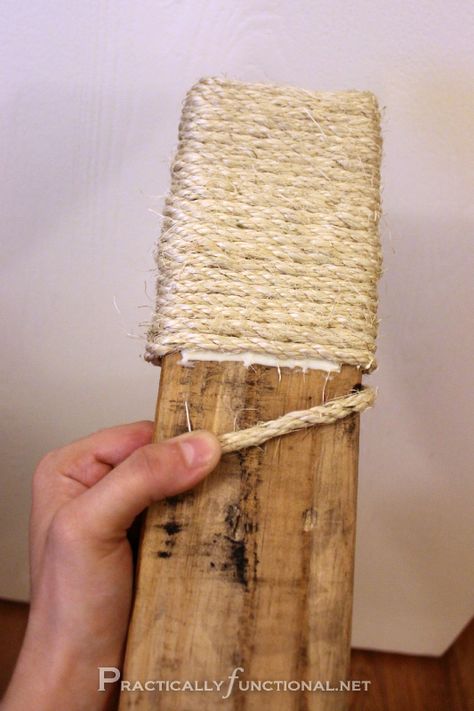 DIY Hanging Sisal Scratching Post Diy Cat Scratching Post, Diy Cat Scratcher, Katt Diy, Diy Chat, Katt Grejer, Chat Diy, Niche Chat, Diy Cat Tree, Diy Cat Toys