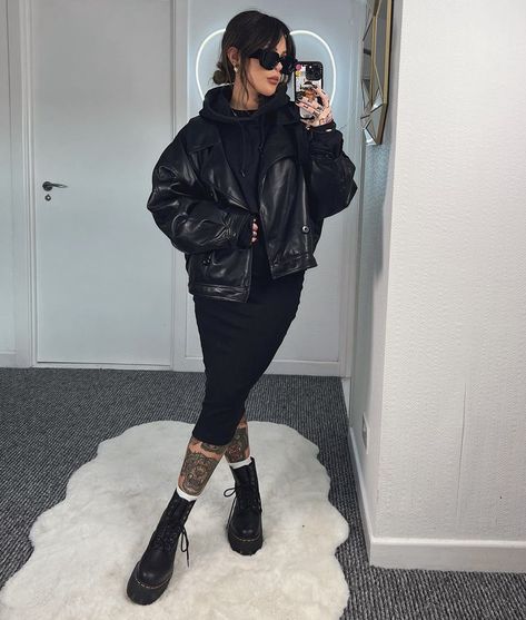 Leather Jacket Outfit Plus Size, All Black Plus Size Outfit, Alaska Fits, Grunge Outfits Edgy Plus Size, Aesthetic Outfits Modest, Cute All Black Outfits, Neutral Aesthetic Outfits, Neutral Outfit Aesthetic, Rock Clothes