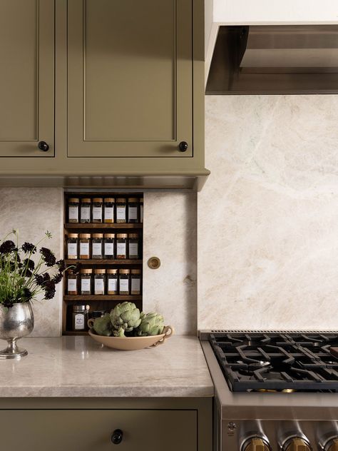 We Thought We’d Seen It All With Hidden Kitchen Storage, Then We Spotted This Sneaky Backsplash Hidden Kitchen Storage, Interior 2024, Cream Kitchen Cabinets, Before After Kitchen, Bungalow Kitchen, Alternative Living, Spice Shelf, Cream Kitchen, Hidden Kitchen