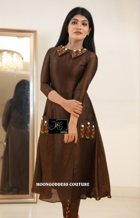 Collar Neck Dress Designs, Dress Materials Stitching Designs Latest, Abroad Fashion, Full Frock, Kurti Neckline, Collar Neck Dress, Cotton Dress Pattern, Straight Cut Dress, Frock Designs