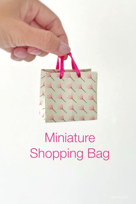 How to make miniature shopping bag without glue and scissors Diy Mini Bag, Origami Gift Bag, Model Tutorial, Shopping Bags Diy, Mini Origami, Shopping Bag Pattern, Shoping Bag, Snowflake Wall, Barbie Diy Accessories