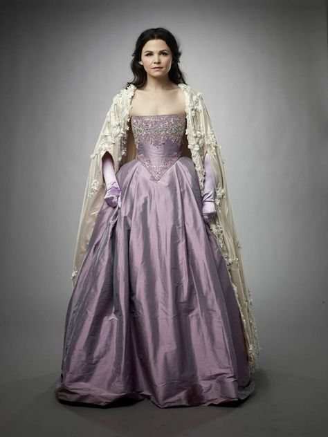 Snow White from Once Upon a Time - love the hint of flowers in the dress and cape Gaun Abad Pertengahan, Mary Margaret, Ginnifer Goodwin, Robes Vintage, Period Dress, Old Fashion Dresses, Fashion Fantasy, Royal Dresses, Fantasy Dresses