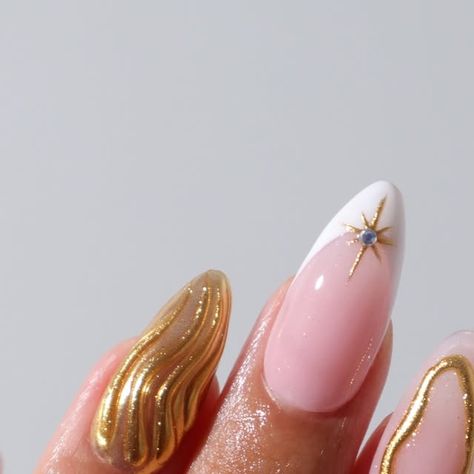 pearlie pressed | nail artist | content creator on Instagram: "gold chrome stars with french tip nails ⚜️☁️✨🤍- do you like this nail design?   white gel polish from @beetlesgelpolish   rings are from @luvaj   #frenchtipnails #goldchromenails #chromenails #chromenailart #frenchnaildesign #nailartinspiration #nailart #nailinspo" White French Tip With Gold Chrome, Gold Chrome And White Nails, Gold Chrome Nail Designs, Gold Chrome French Tip Nails, White And Gold Nail Art, Gold Star Nails, Nail Design White, White And Gold Nails, Chrome French Tip