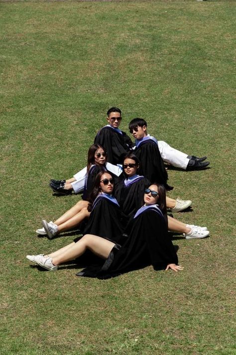 Graduation Fotoshoot Ideas, Poses For Groups Of Four, Convo Shoot Idea, Group Photoshoot Graduation, Convo Photoshoot Idea, Group Photos Poses, Graduation Group Photoshoot, Graduation Group Pictures, Yearbook Photo Ideas