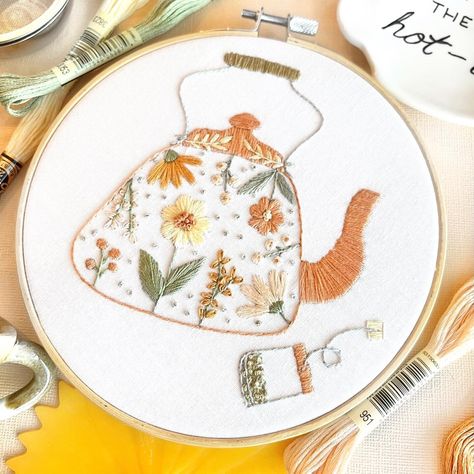 Step By Step Embroidery, Tea Embroidery, Flowers Sewing, Embroidery Pattern Floral, Kitchen Embroidery Designs, Kitchen Embroidery, Christian Embroidery, Embroidery Hoop Art Diy, Miniature Embroidery