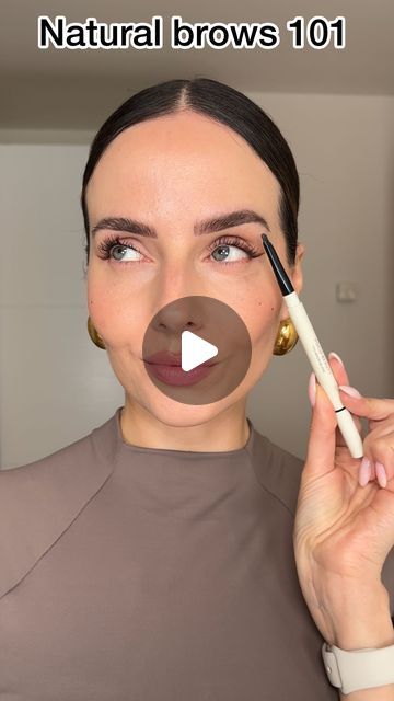 ASTA Jurksaite - Makeup Artist on Instagram: "Some tips for natural looking brow finish✨Save to try later  Products used: @pocobeautyofficial TFD brow blade Raven @benefit_ire 24 hr brow setter gel  #browshaping #browtutorial #browtutorialforbeginners #eyebrowshaping #eyebrowstutorial #pocobeauty #benefitbrows" Best Eye Brow Filler, Easy Brows Tutorial Step By Step, How To Tweeze Eyebrows, Natural Brow Look, 2024 Eyebrow Tutorial, How To Make Brows Look Natural, Feathered Brows Tutorial, Eyebrows How To, Brow Tutorial Natural