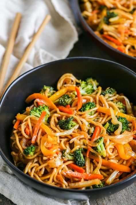 One-Pot Veggie Yakisoba Noodles only take 30 minutes to get on your table. Slurpy noodles, savory sauce and tons of veggies make this dish hearty and healthy! Yakisoba Sauce Recipe, Yakisoba Noodles Recipe, Beef Yakisoba, Yakisoba Sauce, Sweet Potato Noodles Recipe, Beef Lo Mein Recipe, Yakisoba Recipe, Chicken Yakisoba, Veggie Lo Mein