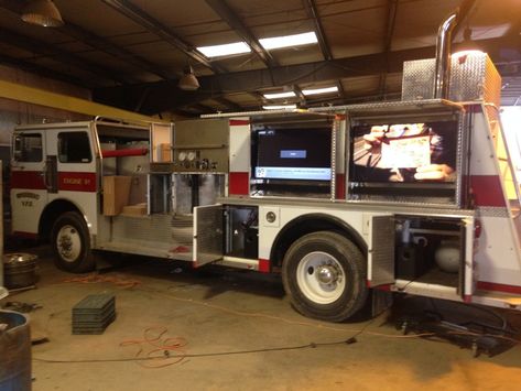 Whoever Turned This Firetruck Into a Bar and BBQ Smoker Is My New Best Friend Tailgating Trailers, Firefighter Room, Bbq Pit Smoker, Smoker Plans, Bbq Grill Smoker, Firefighter Decor, Bbq Smoker, Truck Tailgate, Bbq Food