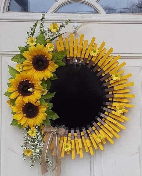 Sunflower Wreath Diy, Clothespin Diy Crafts, Clothespins Diy, Wooden Clothespin Crafts, Clothespin Art, Sunflower Crafts, Clothes Pin Wreath, Wire Wreath Frame, Door Wreaths Diy