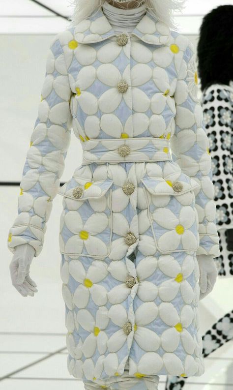 Quilted Fashion, Haute Couture Looks, Creative Clothes, Puffy Coat, Ski Chalet, High Fashion Outfits, Milano Fashion Week, Futuristic Fashion, Fashion Runway