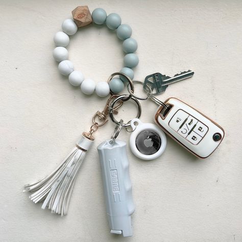 Aesthetic Keys Lanyard, Women Keychain Ideas, Car Key Ring Aesthetic, Keys On Keychain, Car Key Accessories Keychains, What To Put On Your Keychain, Key Rings Aesthetic, Keys Keychain Ideas, Jeep Car Keys Aesthetic