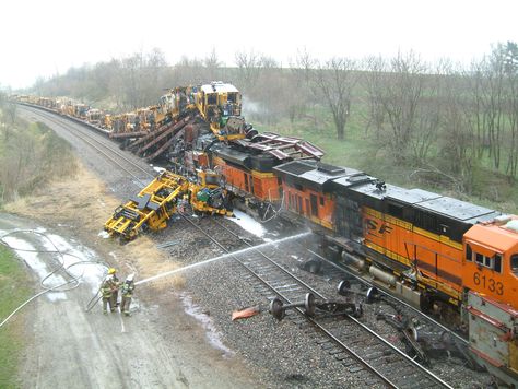 Today is the one-year anniversary of the railroad accident in Red Oak, Iowa, where an eastbound BNSF coal train struck the rear of a stationary BNSF maintenance-of-way equipment train. The coal tra… Railway Accidents, Coal Train, Train Crash, Bnsf Railway, Work Train, Abandoned Train, Railroad History, Railroad Pictures, Last Ride