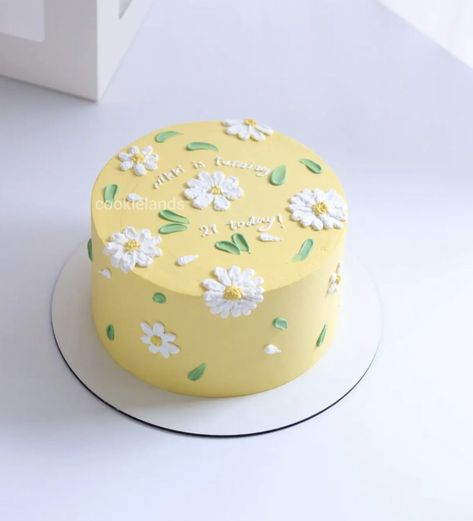 Lemon Cake Decoration Simple, Pastel Yellow Birthday Cake, Cake Designs Yellow, Daisy Cake Ideas Simple, Yellow Birthday Cake Ideas, Yellow Cake Designs Birthday, Yellow Daisy Cake, Yellow Cake Design, Yellow Flower Cake