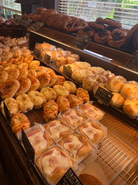 Cozy wooden bakery full of baked goods Fall Cafe, Aesthetic Baking, Bakery Aesthetic, Japan Autumn, Bakery Interior, Okinawa Japan, Japan Aesthetic, Aesthetic Japan, Cozy Autumn