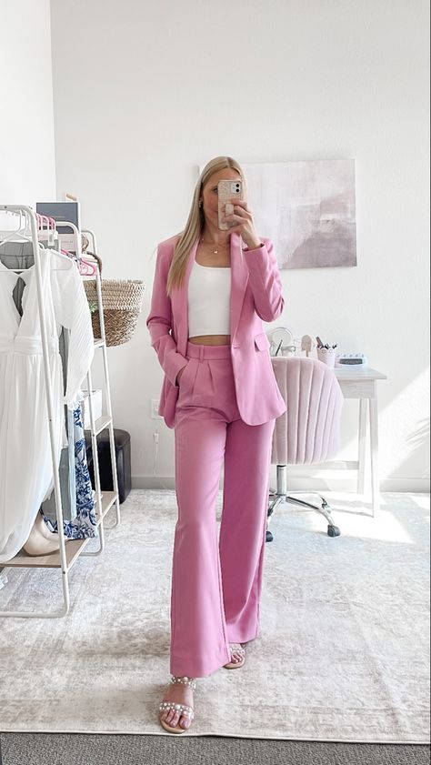 Looking for ways to wear a colorful blazer!? Here’s a fun business professional outfit for women using a pink blazer and pink trousers!! For more blazer outfit ideas, head to my LTK. Business Professional Outfits For Women, Networking Event Outfit, Pink Blazer Outfit, Outfit Advice, Corporate Attire Women, Event Outfit Ideas, Networking Outfit, Classy Business Outfits, Business Professional Outfits