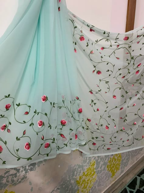 Fabric Painting On Georgette Saree, Painting On Satin Fabric, Hand Painted Saree Design, Hand Painting Saree, Saree Hand Painting Designs, Hand Paint Dress Design, Hand Painted Sarees Floral, Saree Painting Designs Hands, Hand Paint Dress