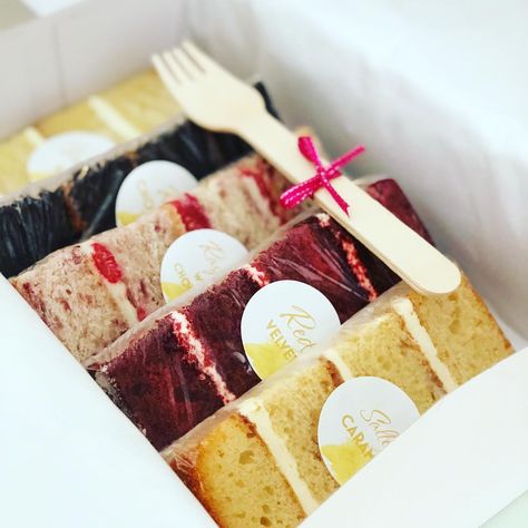 Cake Boxes Packaging Ideas, Cake Sample Boxes, Cake Tasting Boxes, Cake Slice Packaging, Dessert Boxes Packaging, Bake Sale Displays, Dessert Business, Cake Slice Boxes, Wedding Cake Tasting