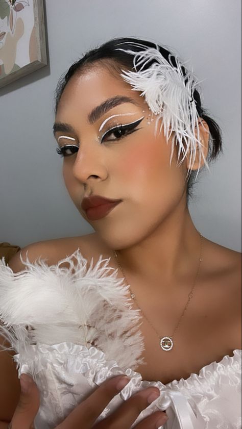 White Swan Makeup Halloween, Black And White Swan Makeup, Swan Lake Makeup, White Swan Makeup, Black Swan Makeup, Swan Makeup, Ballet Makeup, Swan Costume, Black Swan Costume