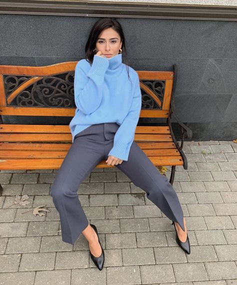 Oversize Sweaters, Business Chic Outfits, Blue Sweater Outfit, Edgy Work Outfits, Turtleneck Sweater Outfit, Oversized Sweater Outfit, Blue Turtleneck, Celine Shoes, White Turtleneck Sweater