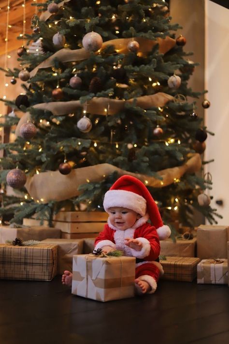 Baby Christmas Photoshoot, Toddler Christmas Photos, Baby Christmas Photography, Christmas Baby Pictures, Christmas Family Photoshoot, Baby Christmas Photos, Xmas Photos, Baby Photoshoot Boy, Family Christmas Pictures