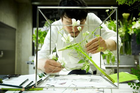 Perrier-Jouët Belle Epoque Florale by Makoto Azuma | Yatzer Azuma Makoto, Sogetsu Ikebana, Plant Installation, Perrier Jouet, Catering Display, Flower Artists, Japanese Flowers, Green Life, Belle Epoque