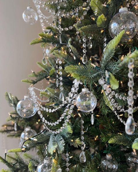 Clear Glass Ornament Tree, Cristal Ornaments Christmas Tree, Green Silver Christmas Decor, Clear Christmas Tree Ornaments, Clear Tree Ornament Ideas, Crystal Decorated Christmas Trees, Crystal Xmas Tree Decorations, Crystal Xmas Tree, Snowflake Theme Christmas Tree