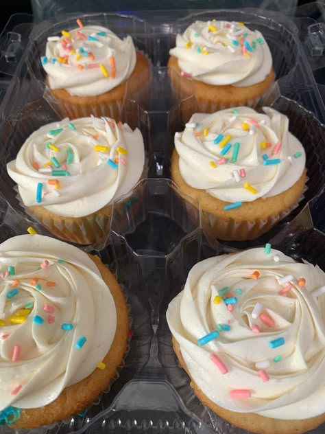 Vanilla frosting funfetti cupcake @sss_creations_ Instagram Annaliese Core, Cupcakes Aesthetic, Confetti Cupcakes, Funfetti Cupcakes, Pretty Dessert, Food Babe, Food Therapy, Yummy Comfort Food, Vanilla Frosting