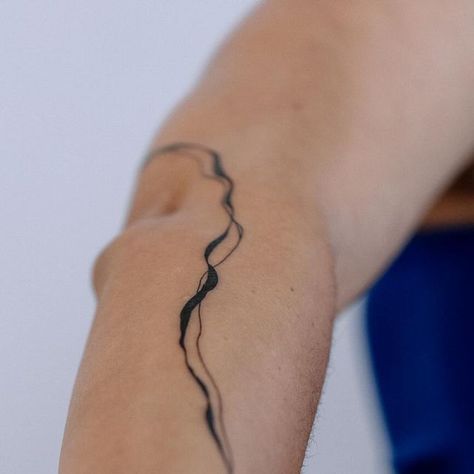 • T a t t o o B y M e g • on Instagram: "Abstract freehanded arm wrapping line tattoo to represent olive tree branches & roots for the incredible @__courtneyhope 🖤 want to do these abstract line pieces every day!" Abstract Tree Tattoo, Root Tattoo, Tree Roots Tattoo, Roots Tattoo, Around Arm Tattoo, Wrap Around Tattoo, Matching Couple Tattoos, Line Tattoo, Abstract Tree