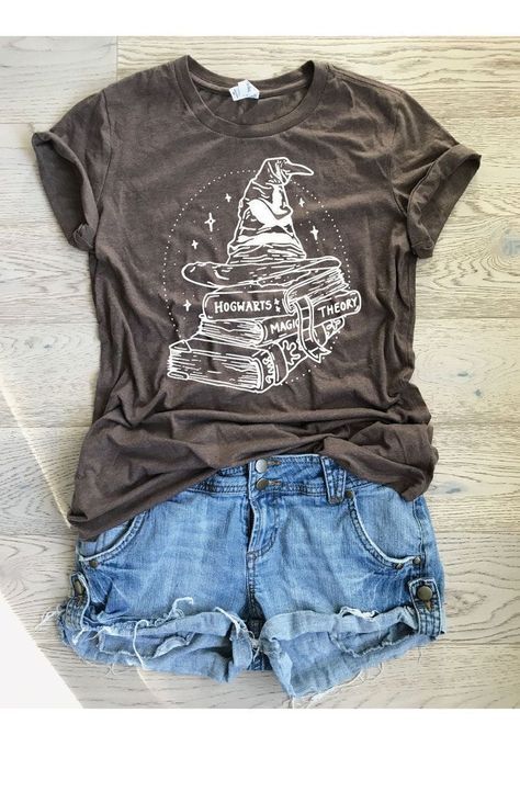 Book T Shirts, Stile Harry Potter, Glume Harry Potter, Hogwarts Outfits, Harry Potter Merch, Universal Shirts, Harry Potter Tshirt, Harry Potter Style, Harry Potter Shirts