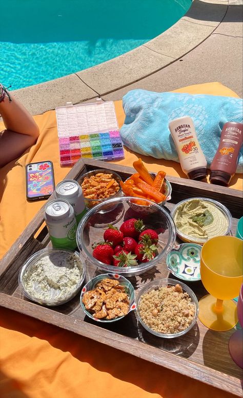 This pin shows a poolside picnic tray. There are strawberries, bell peppers, pretzels and other spreads. The picture has a lot of orange and blue tones. Beach Trip Food, Friendship Vacation, Tanning Beach, Food Presentation Ideas, In Love With Life, New Things To Try, Hawaiian Tropic, Presentation Ideas, Pool Day