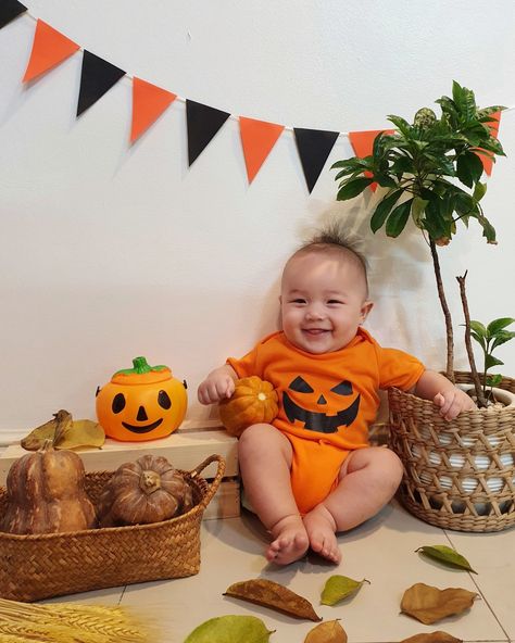 Halloween Baby Photo Idea, Halloween Costume For Baby Boy, Infant Halloween Photoshoot, Pumpkin Baby Photoshoot, Halloween Photoshoot Baby, Baby Halloween Photoshoot, Halloween Baby Photoshoot, Half Birthday Baby Boy, Halloween Baby Photos