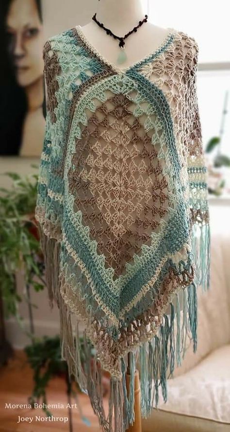 Crochet Granny Square Ruana, Granny Squares Poncho, Crochet Poncho Outfit, Crochet Boho Poncho, Bohemian Crochet Patterns, Free Style Crochet, Crochet Poncho Patterns Easy, Poncho Women, Boho Crochet Patterns