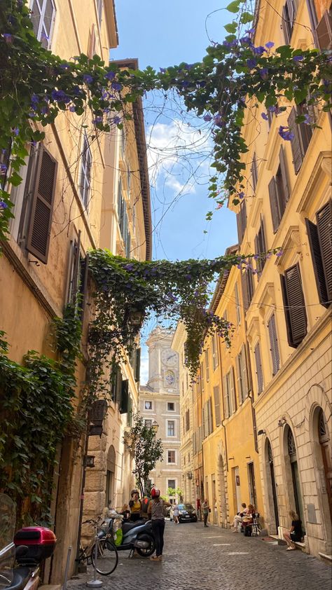 Streets
Stradina
Roma 
Rome
Italy
Italia 
Edera 
Ivy 
People
Persone 
Sampietrini
Motorino 
Moped
Girls
Orologio
Clock 
Bars 
Sky 
Clouds 
Nuvole
Cielo Italian Street Photography, Rome Streets Aesthetic, Italian Alleyway, Rome Restaurants, Rome Streets, Italy Street, Mediterranean Summer, Italian Street, Italy Trip