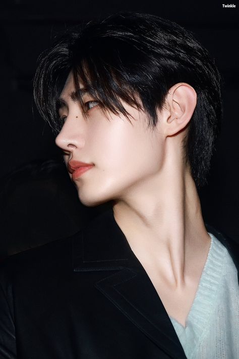 Enhypen Members Park Sunghoon, Asian Men's Hairstyles, Sunghoon Enhypen, Asian Eye Makeup, Human Poses Reference, The Boy Is Mine, Asian Hair, Sung Hoon, Instagram Highlight Icons