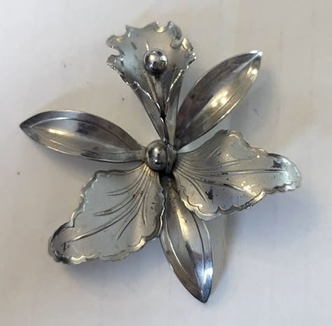 Jewelry Flower, Flower Therapy, Metal Flower, Jolie Photo, Vintage Brooch, Silver Flowers, Flower Brooch, Flower Shape, Vintage Brooches