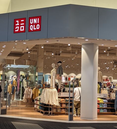 Uniqlo Store Aesthetic, Uniqlo Aesthetic Store, Shopping In Japan Aesthetic, Uniqlo Aesthetic, Clothing Store Aesthetic, Uniqlo Clothes, Travel Core, Uniqlo Japan, Mall Aesthetic