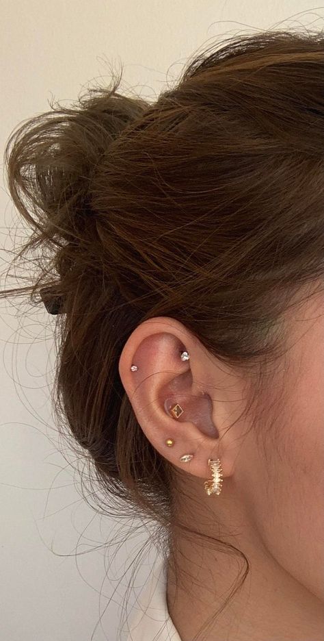 Ušný Piercing, Cool Ear Piercings, Pretty Ear Piercings, Cute Ear Piercings, Smart Auto, Jewelry Lookbook, Ear Piercing, Piercing Tattoo, Jewelry Inspo