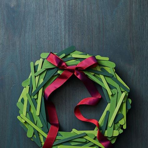 Art Festival Ideas, Easy Diy Christmas Wreath, Kids Christmas Craft Ideas, Ideas For Fundraising, Picture Wreath, Stick Wreath, Kids Christmas Craft, Stick Diy, Christmas Wreath Ideas